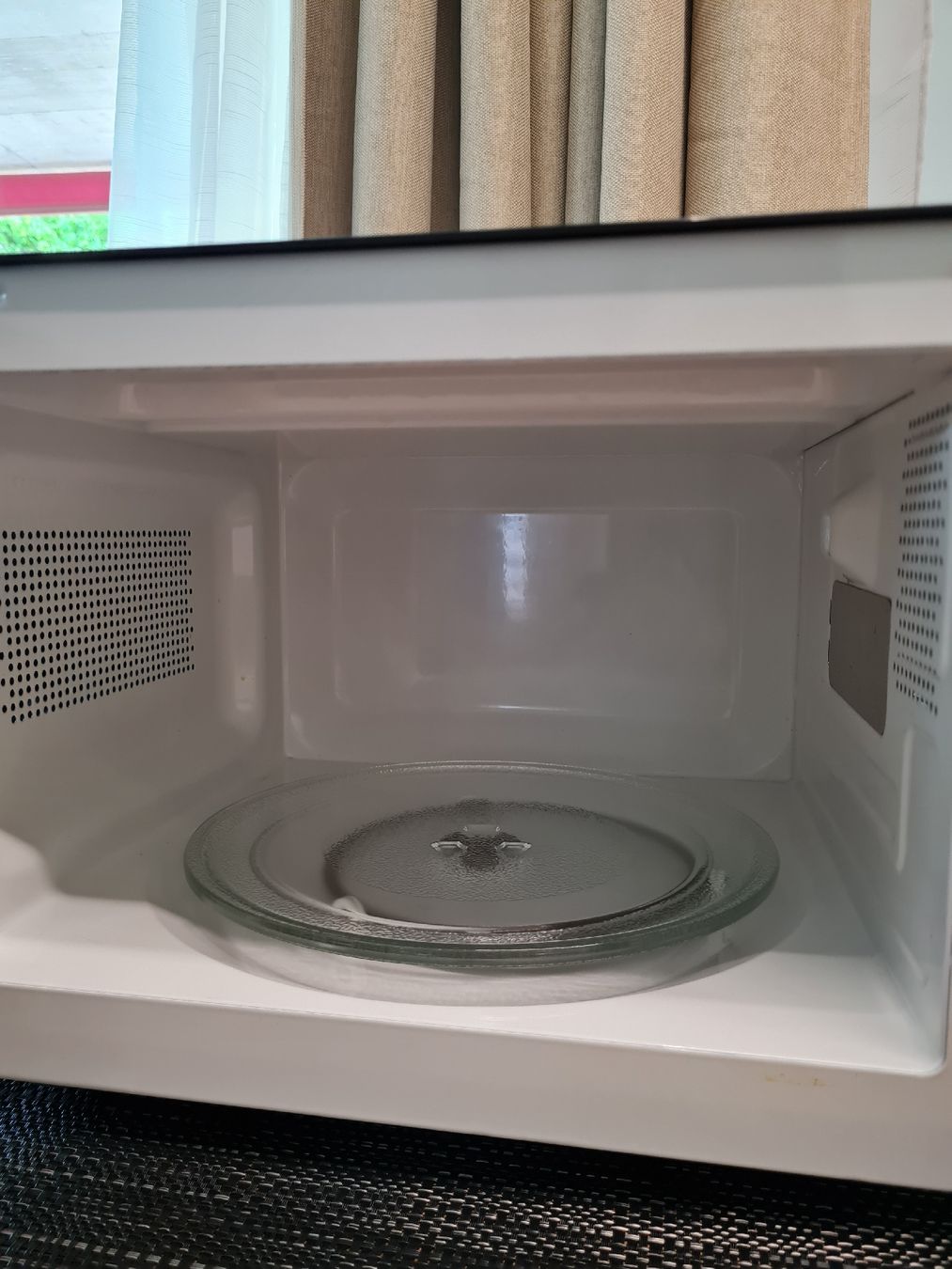Sharp Küchengeräte: Mikrowelle  -Sharp R270BK – Gebraucht aus Uster von Mar3mik 4