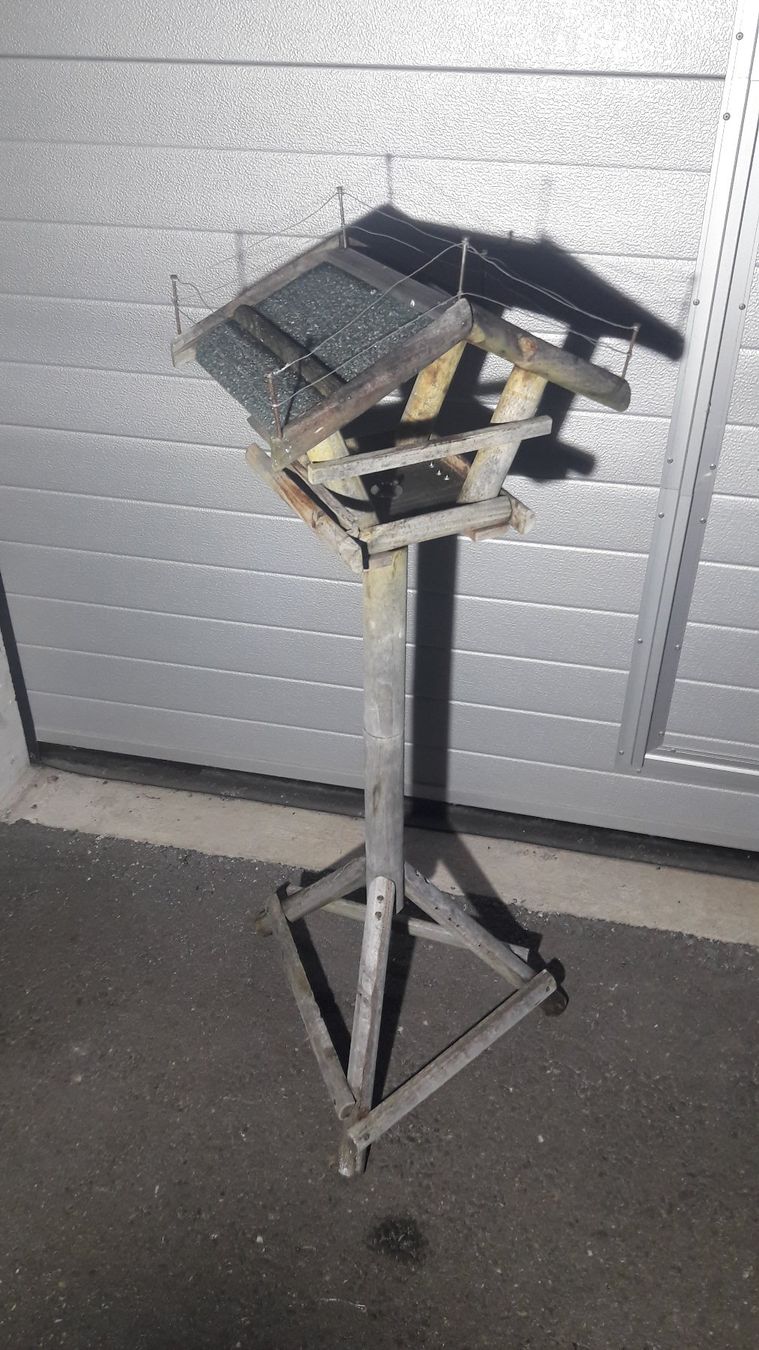 Casette per uccelli: Vogelfutterhaus auf einem Ständer – Usato da Laufen venduto da Mann455