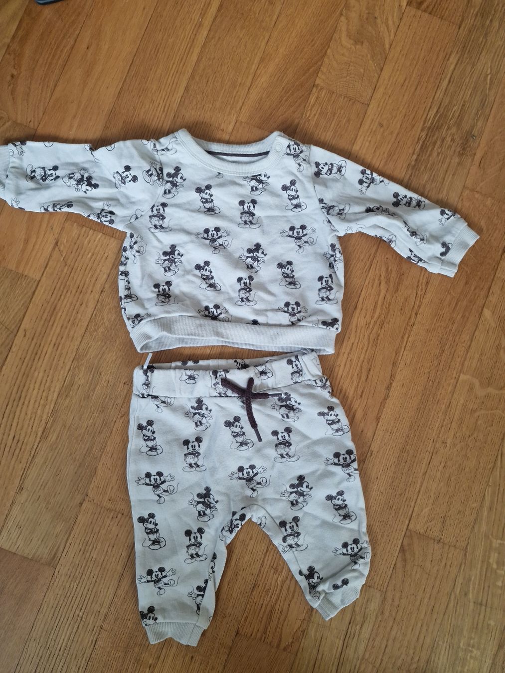 C&A Lotti & Set di vestiti: Disney Mickey Mouse Set 2-teilig grösse 68 – Usato da Schliern b. Köniz venduto da Jemy94