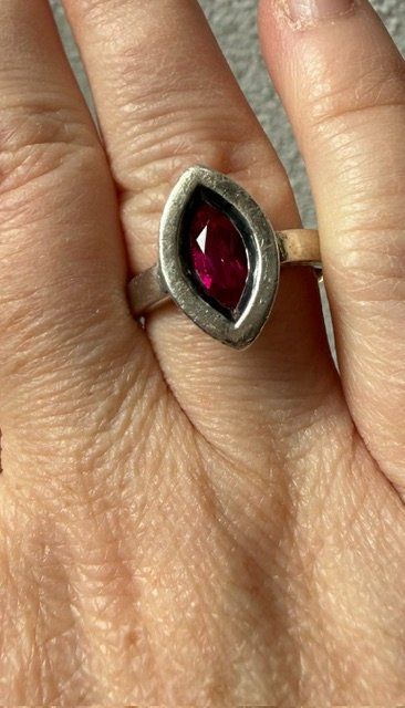 Bagues: Gebrauchter Ring aus 925er Silber mit rotem Stein – D'occasion à Osco par Electric_Elsie 2