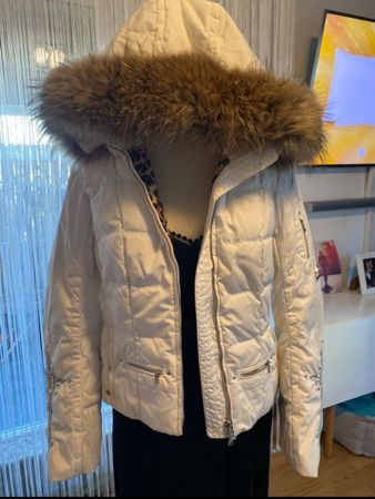 Daunenjacke weiss mit Kapuze und gebraucht.Ohne Pelz.