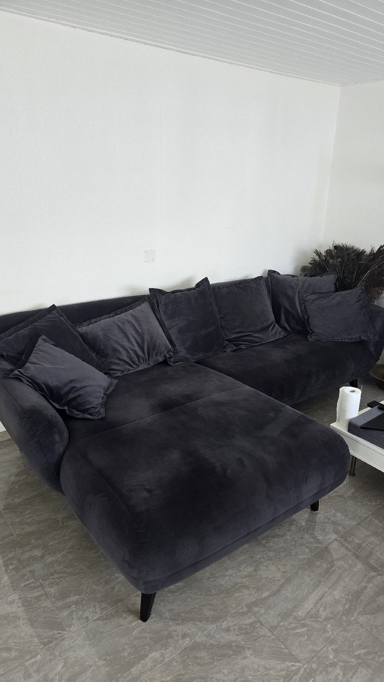 Divani: Edles Samt-Sofa/Recamiere in Anthrazit - Top Zustand! – Nuovo (secondo la descrizione) da Lengnau BE venduto da Thanu1994