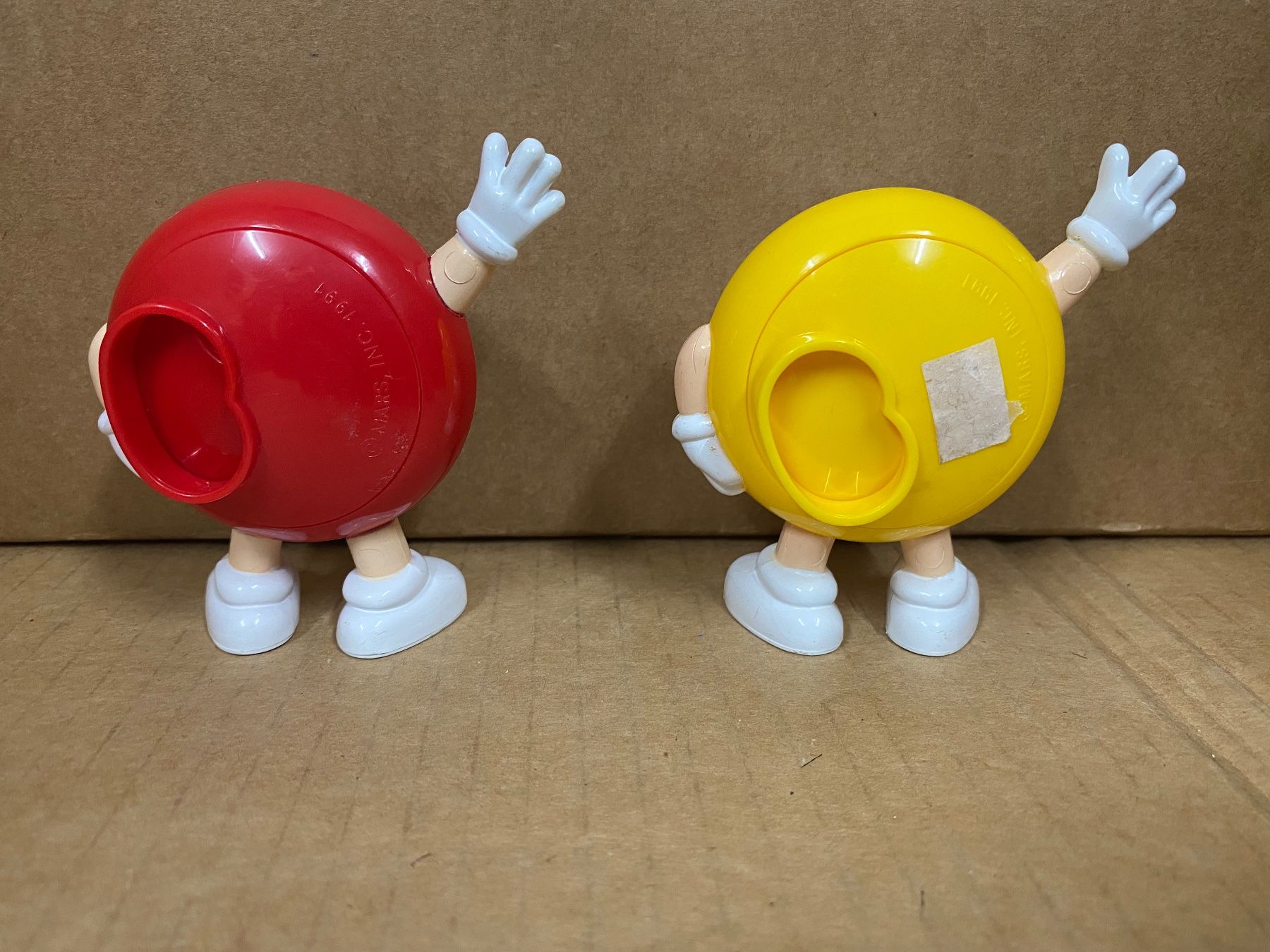 Statuette: M & Ms 1991 yellow and red – Usato da Eschlikon TG venduto da ArtRec 2