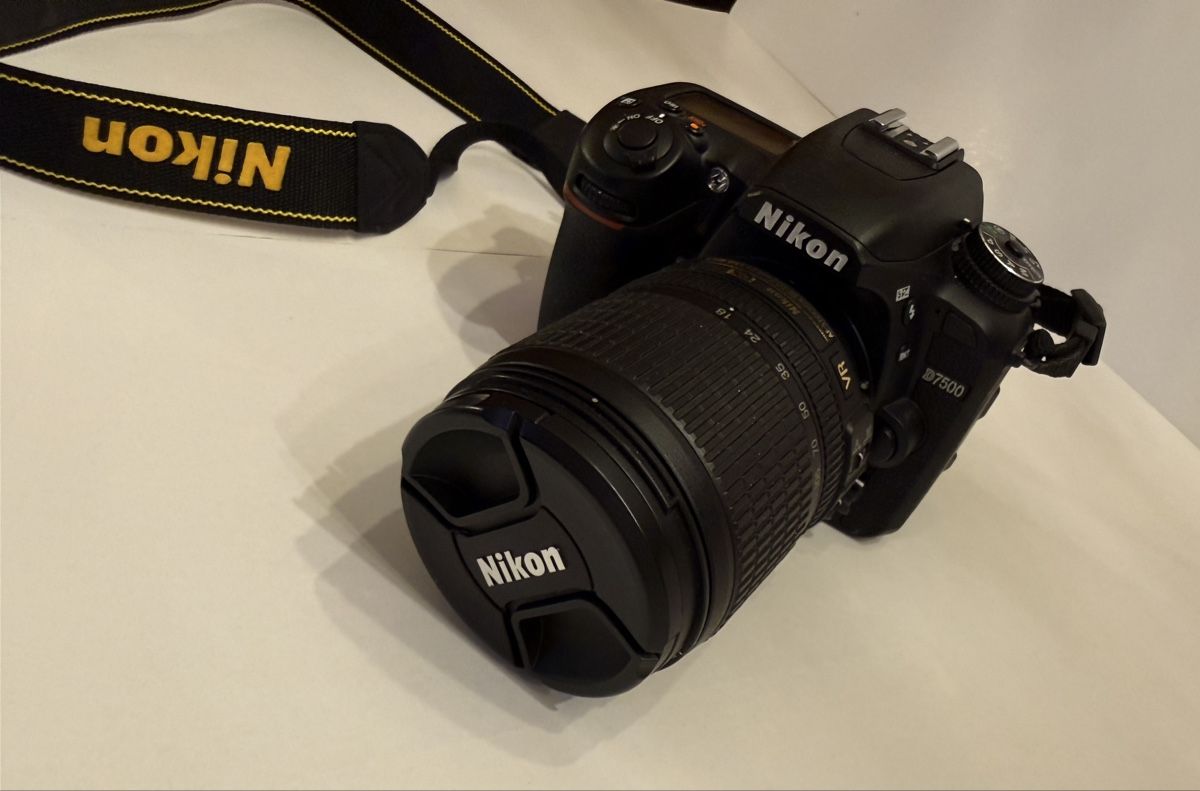 Nikon Fotocamera: Nikon D7500, mit Zubehör – Usato da Schwyz venduto da Aasterix