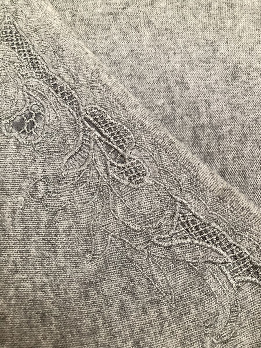 Maglioni & Felpe: Pullover gris à col brodé  – Usato da Ardon venduto da hel_2sxp 6