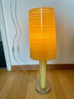 Tischlampe mit Metallsockel