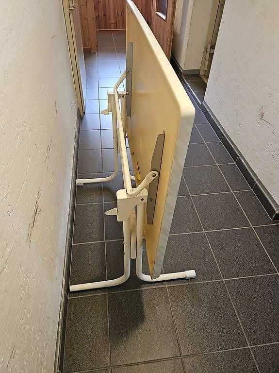 Tische: Weisse Klapptisch – Gebraucht aus Chur von zie_t9q2 3