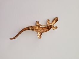 Echse Gecko klein Anstecknadel Golden 2 Rubinrote Augen