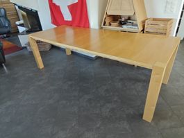 Esstisch, ausziehbar in Ahorn furniert