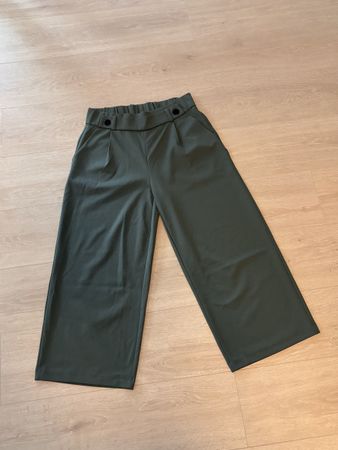 Culotte Hose olivgrün mit Gummibund in gutem Zustand