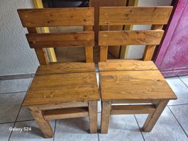 Zwei Holzstühle braun massiv gebraucht guter Zustand