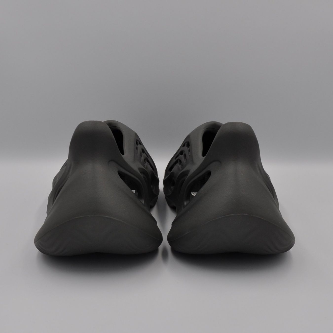 Adidas Scarpe da uomo: Yeezy Foam Runner Carbon  42 – Nuovo e nell'imballaggio originale da Bern venduto da SneakerheavenLT 4