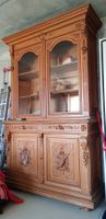 Vitrinenschrank mit Brienzer-Holzschnitzerei