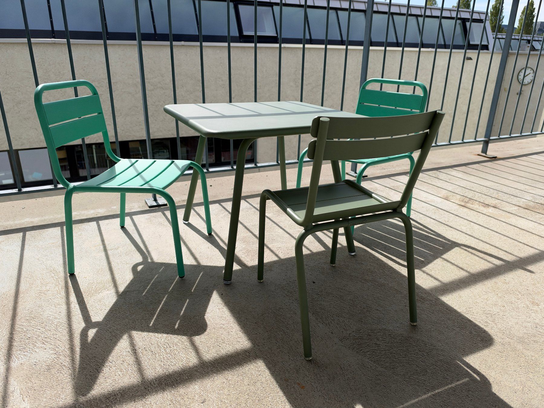 Fermob Set di tavolo e panche: Fermob Luxembourg Kindertisch mit Stühlen – Usato da Zürich venduto da papillon8000 1
