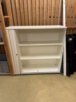 Weisser Büroschrank mit Rollladentüre  abschliessbar