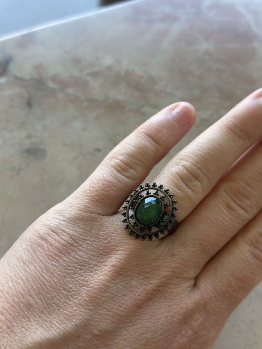 Ringe: Ring mit Gruenem Stein verstellbar silberfarben – Gebraucht aus Schlieren von axe_nr8f