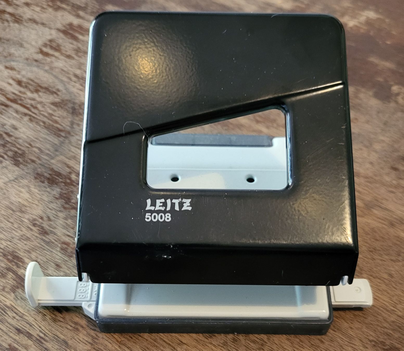 Leitz Tutti gli attrezzi: Leitz Locher 5008 schwarz gebraucht – Usato da Thun venduto da harry999