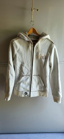 Weißer Hoodie mit kuscheligem Kunstfellfutter im Y2K-Stil