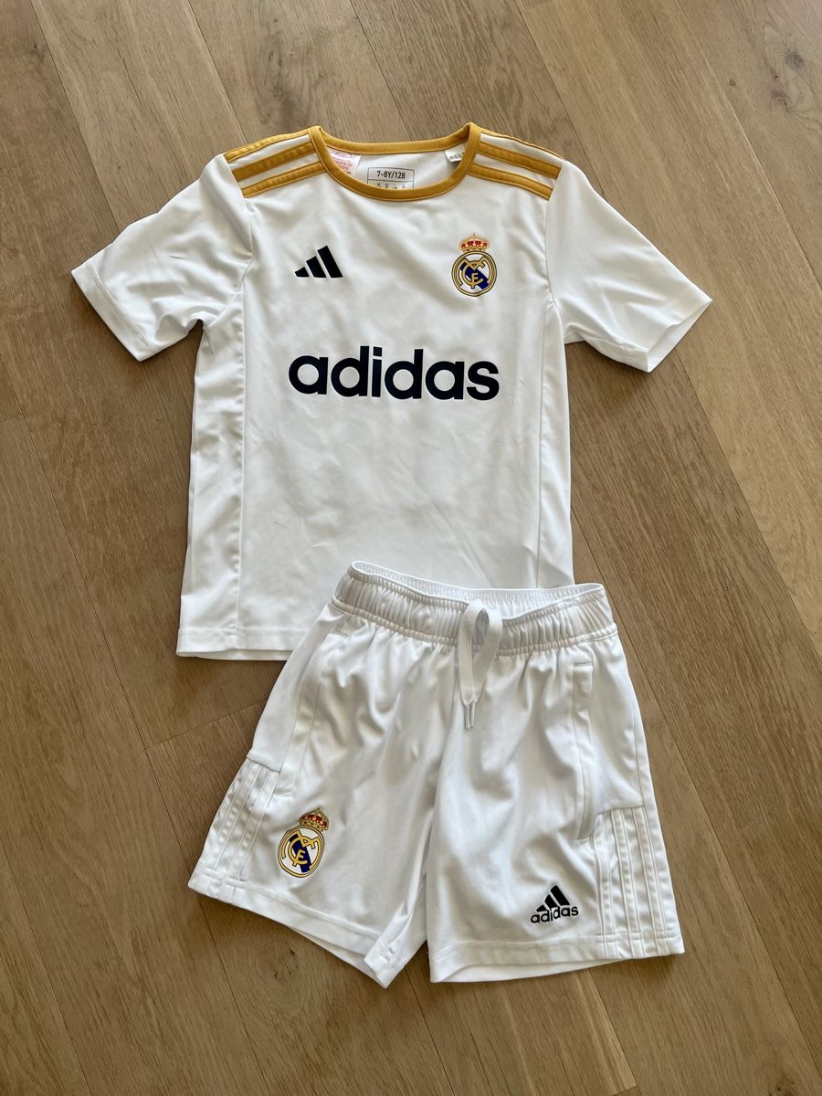 Real Madrid Scarpe, pantaloni & magliette da ginnastica: Original Real Madrid Tricot – Usato da Embrach venduto da mabrielle
