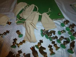 zwei Schachspiele aus Metall und Glas