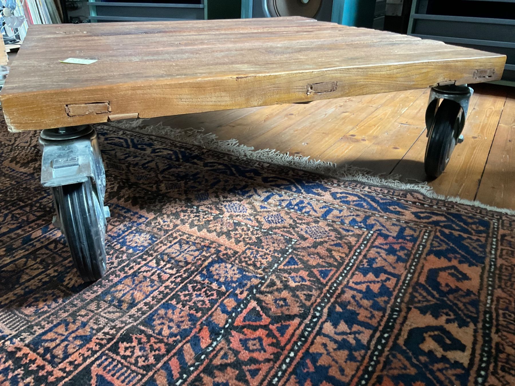 Tavoli: Table de salon basse en bois massif sur roues – Usato da Delémont venduto da vinylfreak01 2