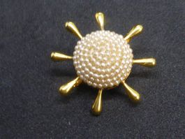 Jolie broche en forme de soleil sertie de petites perles
