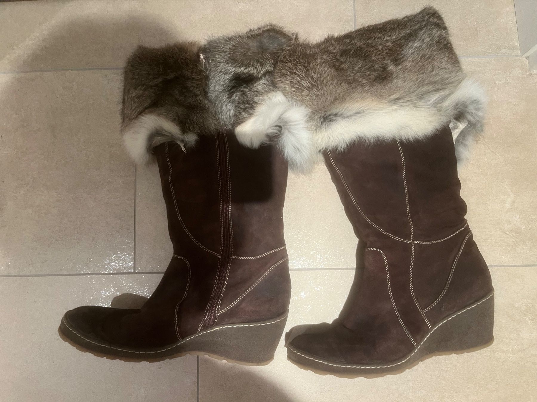 Scarpe da donna: Wildlederstiefel braun Gr. 41 mit Fellbesatz – Usato da Egg b. Zürich venduto da adimoxon