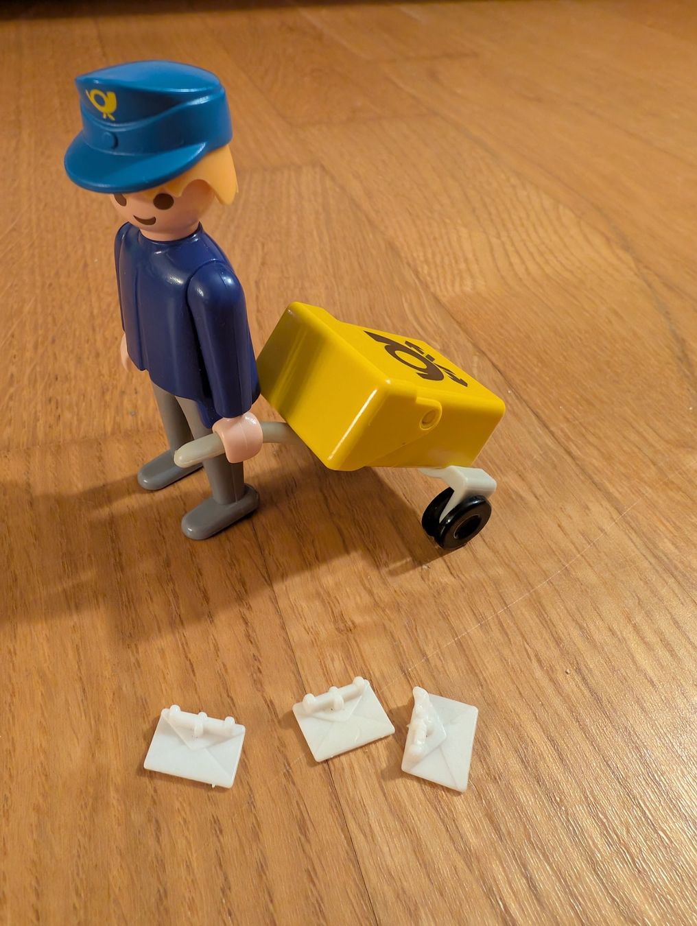 Playmobil Giocattoli: Playmobil Pöstler / Postmann mit Briefkasten – Usato da Wädenswil venduto da HummerZH