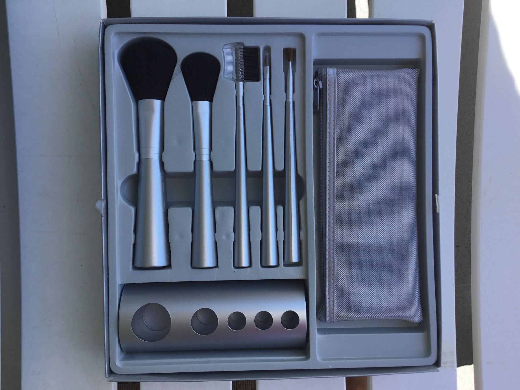 Make-up: Coffret pinceaux maquillage avec support – Nuovo e nell'imballaggio originale da Le Landeron venduto da nic_8hd5