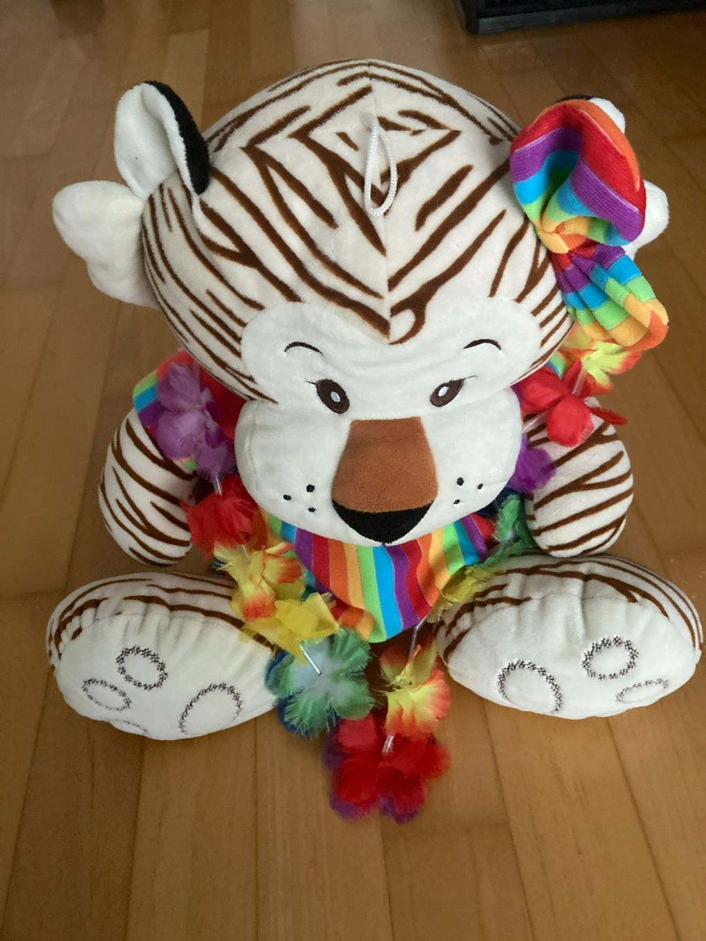 Spielzeuge: Grosser Plüschtiger mit Blumenkette – Gebraucht aus Muttenz von Juvenile33 1