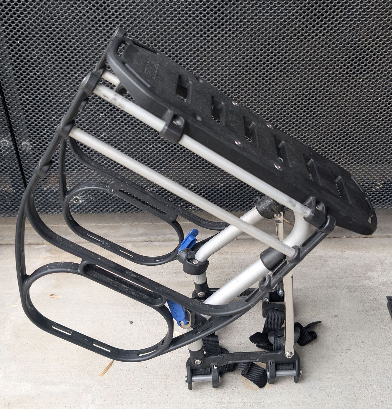 Thule Ersatzteile: Thule Pack 'n Pedal Tour Rack, with side frames for  Pannier – Gebraucht aus Schlieren von  1