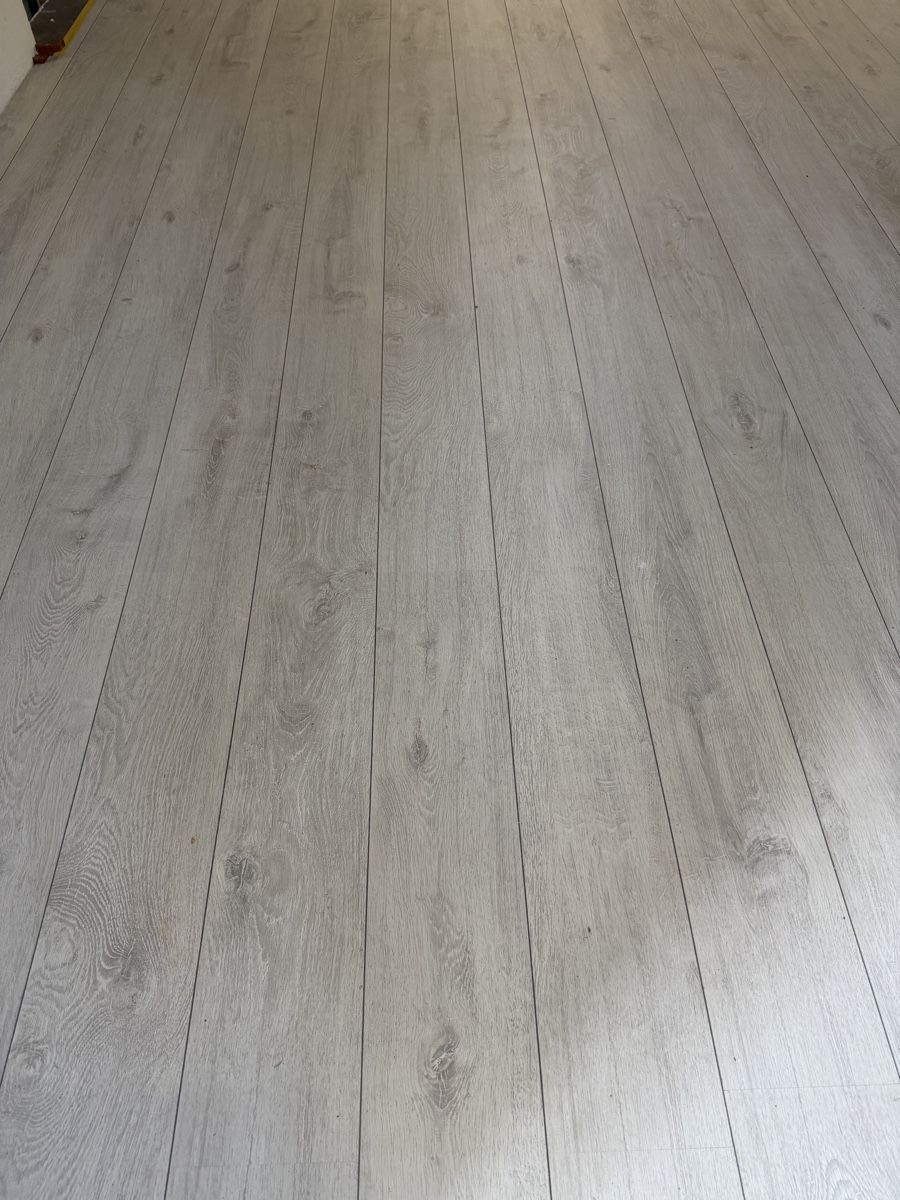 Articoli in legno: Laminatboden Weiss Grau – Nuovo (secondo la descrizione) da Safnern venduto da Sbinchen 2