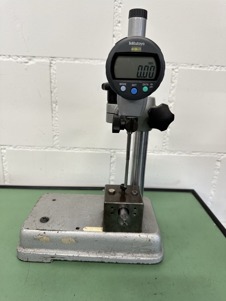 Mitutoyo Misurare: Mitutoyo Digitale Messuhr mit Stativ. – Usato da Aarberg venduto da SNMachines