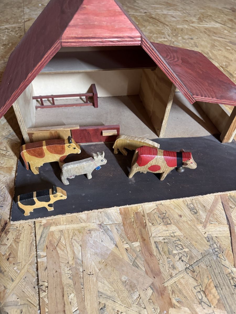 Jouets: Etable en bois avec animaux – D'occasion à Vicques par JU_2824 1