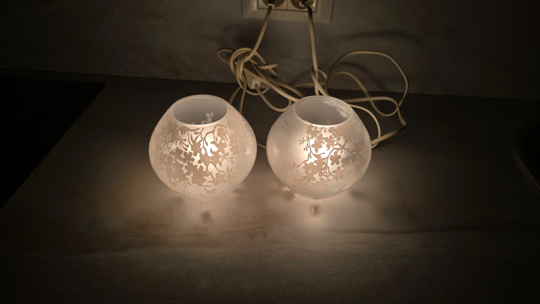 Ikea Lampes: 2 Lampen Glaskugeln mit Blumenmuster matte Ikea – D'occasion à Meggen par everydaysale 1