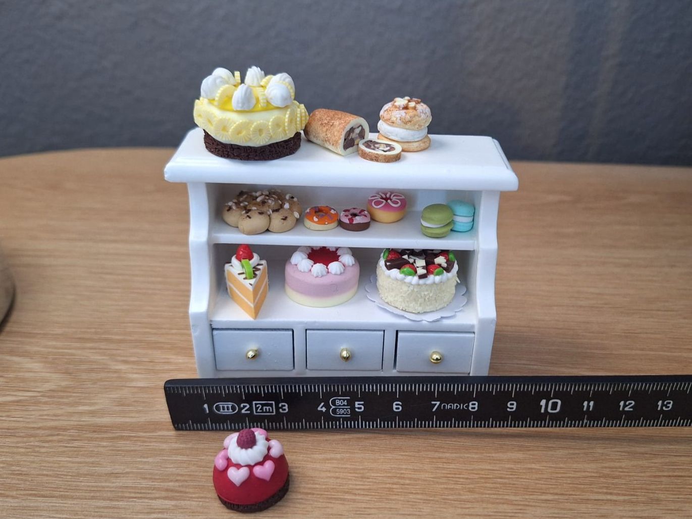 Maisons & Meubles de poupées: Puppenhaus Dessert Möbel, Torten – Neuf (Voir description) à Zürich par HandmadeTinyFood 1