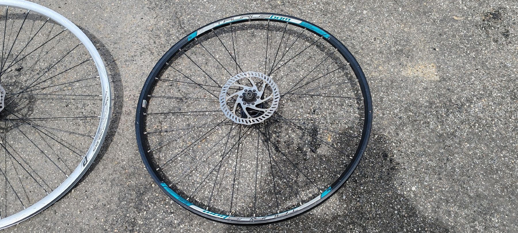 Pneus & Roues: 3 roues vélo 28" VTT – D'occasion à Biel/Bienne par Mollarddesign 2