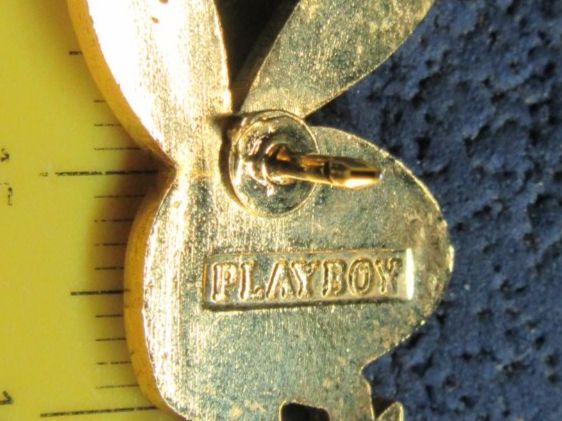 Placchette & Badge: PLAYBOY PIN GOLDIG MIT STEIN ORIGINAL mit SECURITY-CLIP – Usato da Ettingen venduto da Hausi4711 2