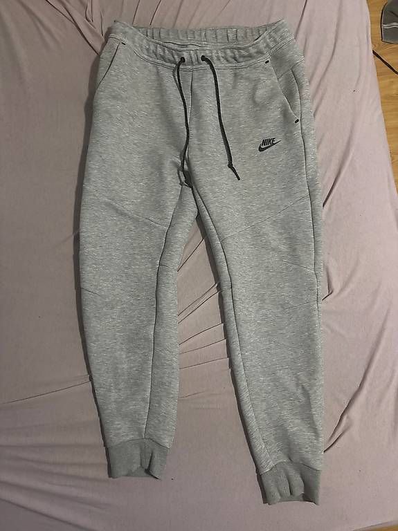 Nike Pantaloni: Nike tech hose grau – Usato da Studen BE venduto da jam_j5dq