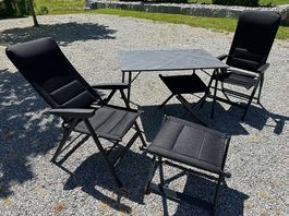 Klappstühle mit Fussauflage-Hocker plus Klapptisch