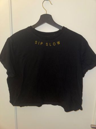 Ace Tee x H&M Crop T-Shirt schwarz „SIP SLOW“ – Grösse L/XL
