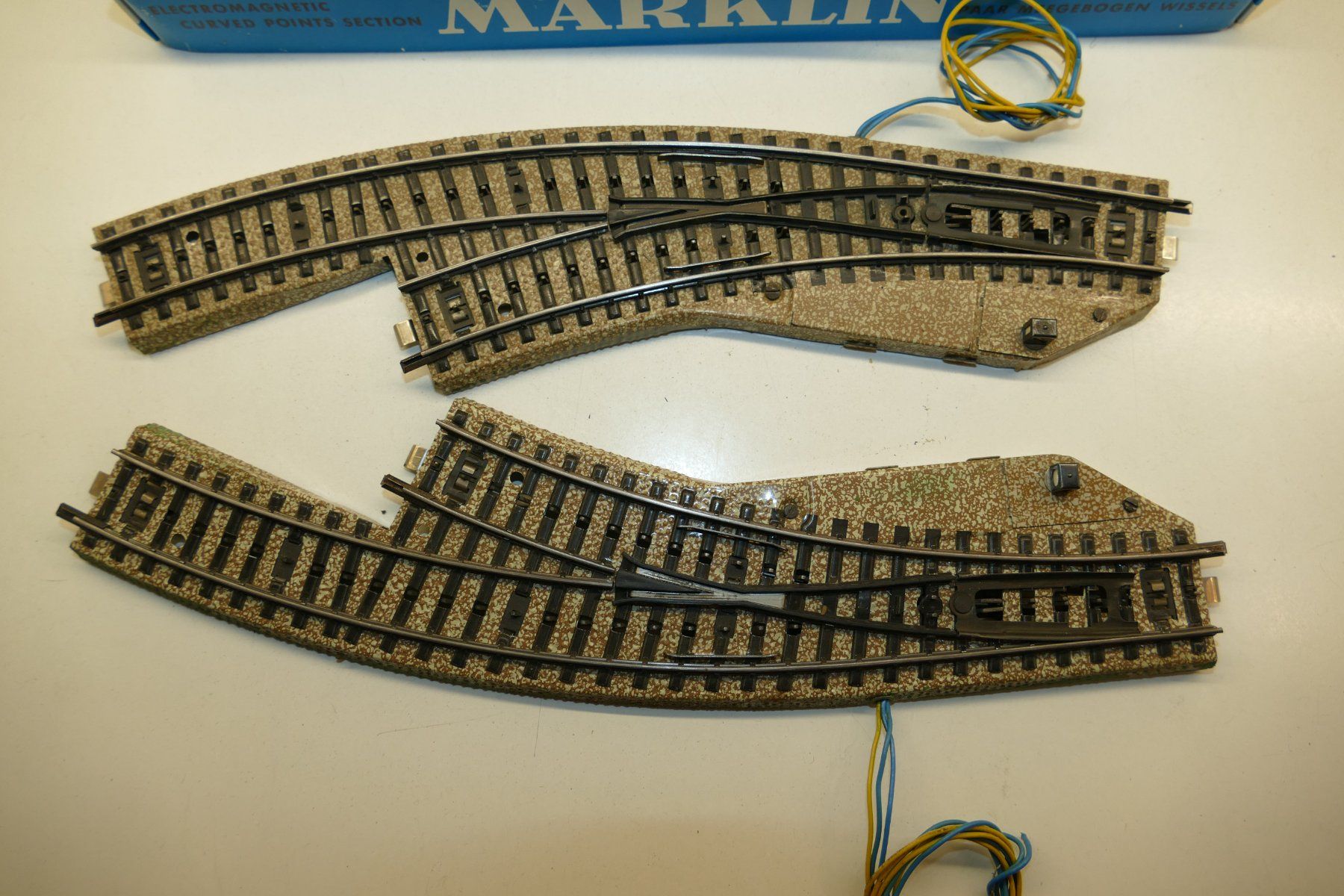 Märklin Trains électriques: Märklin H0: M-Bogenweichenpaar Einheit 2 – D'occasion à Niederhasli par rail-duerst 2