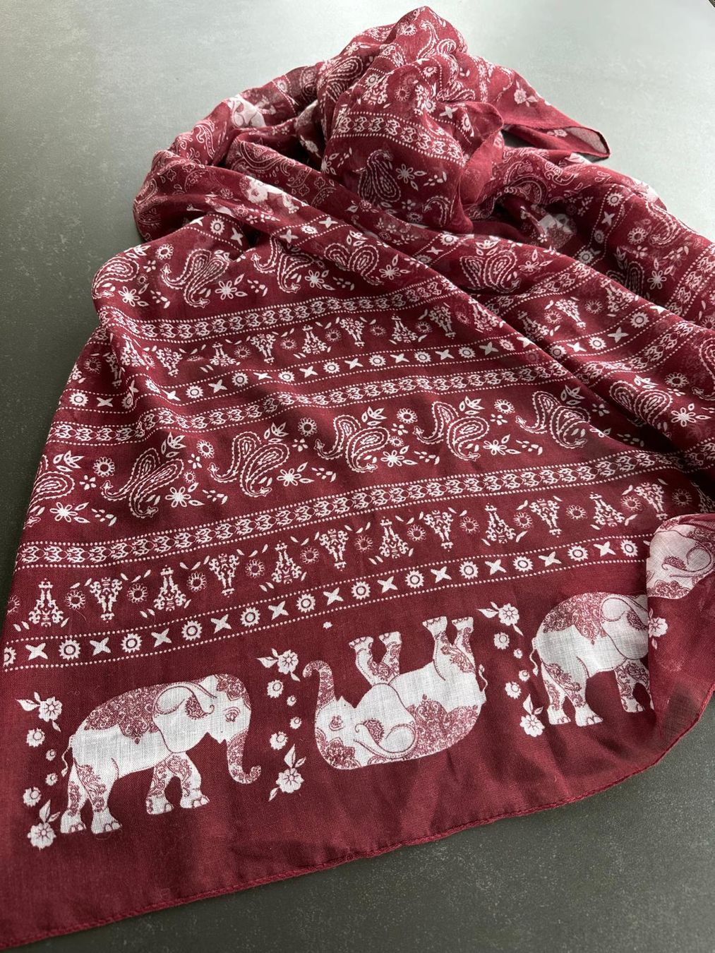 Foulard & Sciarpe: Schal mit Elefantenmuster – Usato da Olten venduto da MattRed 1