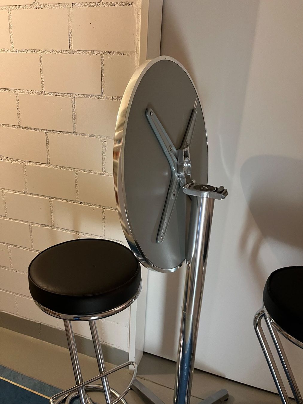 Set di tavolo e panche: Bartisch rund/klappbar mit 2 Barhocker – Usato da Zürich venduto da Bice2 3