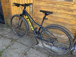 Vélo trek bleu foncé