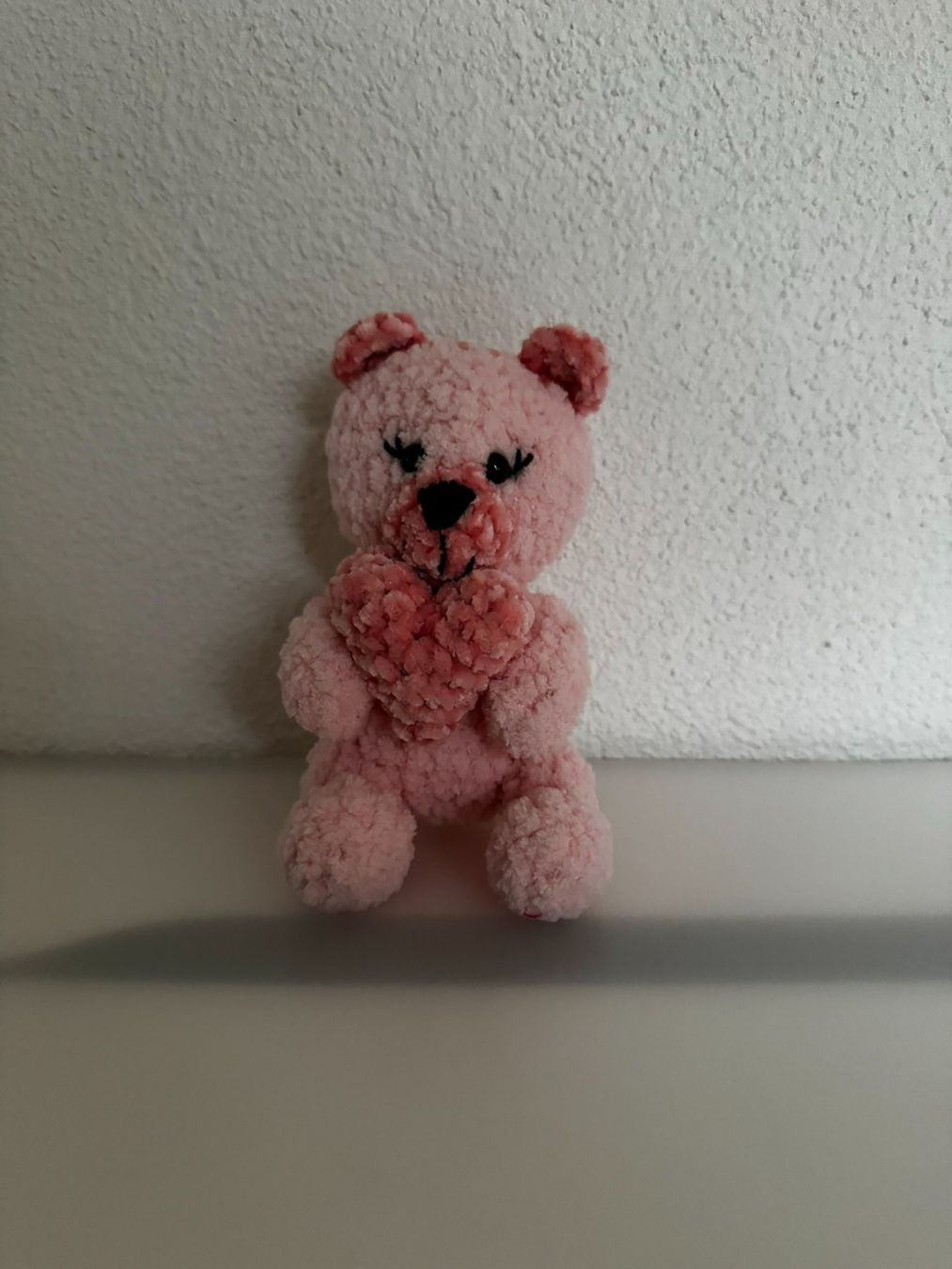 Giocattoli: Teddybär mit Herz - Selbstgestrickt  – Nuovo (secondo la descrizione) da Basel venduto da Nermin00