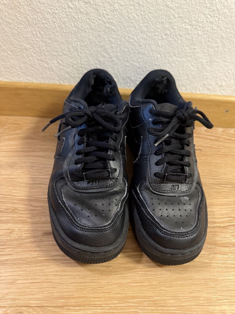 Nike Scarpe da uomo: Nike Air Force 1  Schwarz Grösse 38.5 gebraucht – Usato da Winterthur venduto da fij_f65r 1