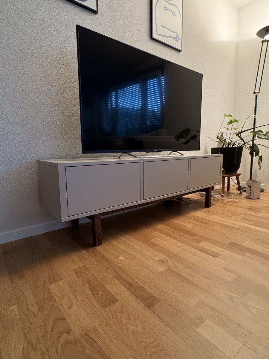 Ikea Mobili TV: Sideboard Stockholm mit Holzfüssen – Usato da Thalwil venduto da Mgetzi 1