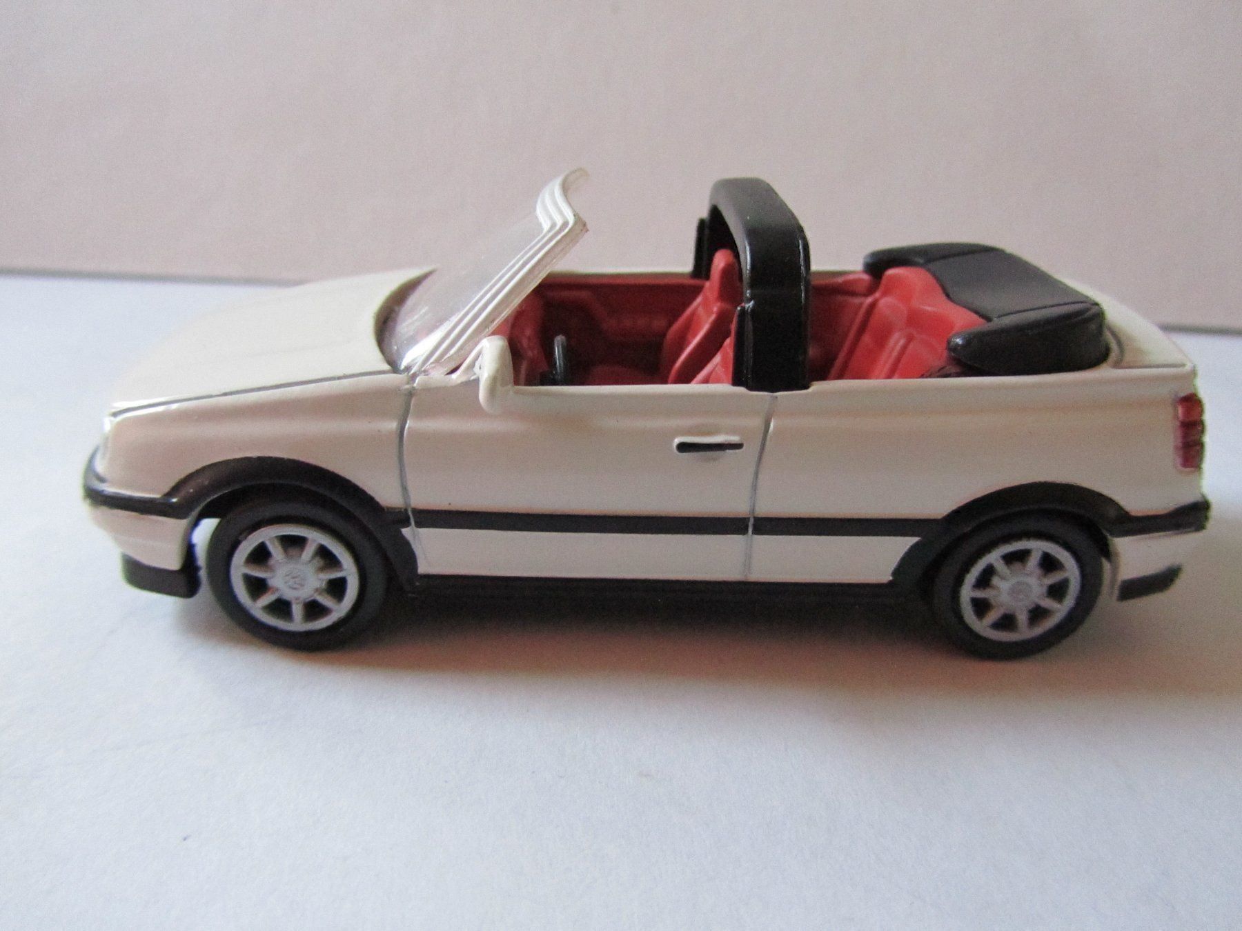 Volkswagen Modellini d'auto: VW Golf Cabrio, new-ray, unbespielt – Usato da Weiningen ZH venduto da dietsch57 1