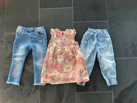 2 neuwertige Mädchen Hosen und 1 schöner Rock, Grösse: 86